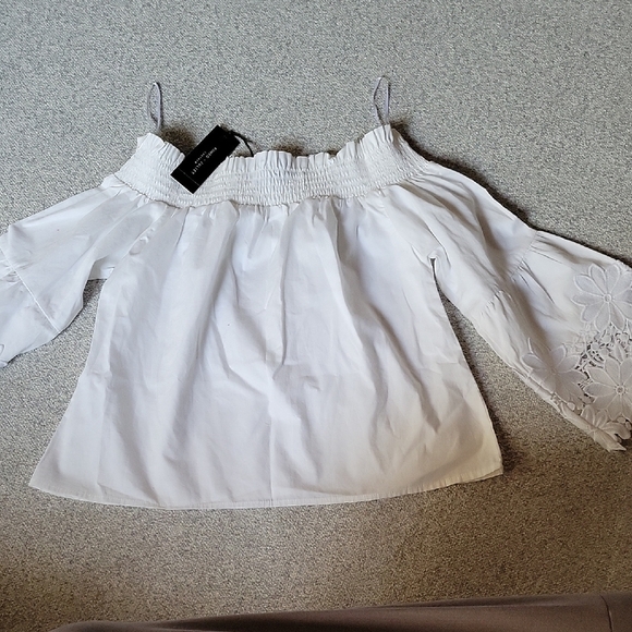 Romeo & Juliet Couture White Smocked Off-Shoulder Blouse Size S - Picture 3 of 8